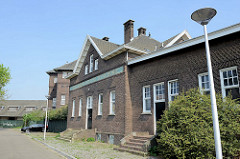 Backsteingebäude / Gewerbearchitektur in der Gebroders Hermansstraat von Maastricht - Fassadenaufschrift ZUID-NEDERLANDSCHE ZUIVELBOND.