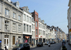 Wohnhäuser mit Geschäften im Erdgeschoss - unterschiedliche Architekturformen in der Grote Gracht von Maastricht.