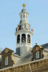 Glockenspielturm am Rathaus von Roermond. das Rathaus wurde im Jahr 1700 auf einem aus dem 13. Jahrhundert stammenden Kellergewölbe erbaut.