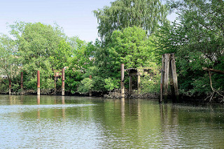 Stahldalben und Anlegestelle für Arbeitschiffeam Ufer vom Schmidt Kanal in Hamburg Wilhelmsburg.