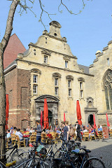 Blick über den Dominicanerplein in Maastricht - ehem. Klostergebäude, jetzt Nutzung als Café.