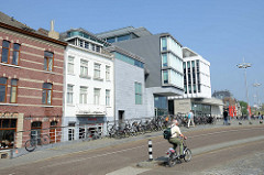 Blick zum Mosae Forum in Maastricht, moderner Einkaufs- und Bürokomplex; Eröffnung 2007 - Architekten d Jo Coenen und Bruno Albert.