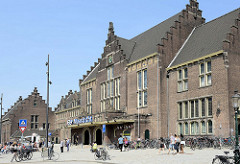 Empfangsgebäude vom Bahnhof Maastricht - Backsteingebäude mit Treppengiebel.