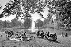 Liegewiese im Stadtpark von Maastricht - kleiner See mit Fontäne; historische Befestigungsanlage der Stadt.
