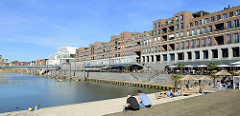 Promenade am Stadthafen von Venlo; Außengastronomie am Wasser, eine Terrassen mit Treppen zum Hafen lädt zum Sitzen ein.