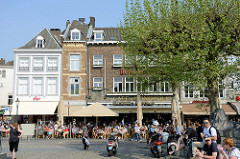 Straßencafés/ Restaurants  am Platz Vrijthof in Maastricht.
