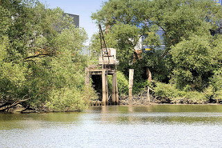 Reste eines alten Arbeitskrans am Ufer vom Schmidt Kanal in Hamburg Wilhelmsburg.