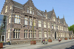 Altes Backsteingebäude mit Treppengiebel in der Sint Maartenslaan von Maastricht