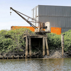 Reste eines alten Arbeitskrans am Ufer vom Schmidt Kanal in Hamburg Wilhelmsburg.