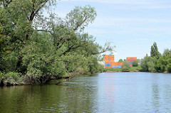 Blick über den Schmidt Kanal in Hamburg Wilhelmsburg. Der Schmidtkanal ist nach den beiden Architekten Franz-Peter und Hermann-Johannes Schmidt benannt, die das Gelände erschlossen und den Kanal 1895 gebaut haben.