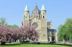 Blick zur ehemaligen katholischen St. Lambertuskerk  in Maastricht; die Kirche wurde 1916 fertig gestellt,  Architekt JHH van Groenendael.  1997 wurde das Kirchengebäude verkauft und es wurde ein Forschungszentrum mit Labors.