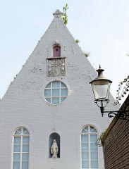 Kapelle am Capucijnengang in Maastricht, erbaut   um 1880 Teil des Kapuziner-Klosters  - Nutzung bis 1968, Umutzung als Wohnraum.
