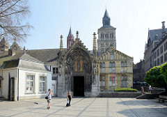 Blick zur Servaasbasiliek / Basilika des hl. Servatius in Maastricht - eine der ältesten erhaltenen Kirchen der Niederlande; Baubeginn im 11. Jahrhundert. Unter der französischen Besetzung 1797 Nutzung der Kirche als Pferdestall, dann Pfarrkirche - a