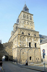 Blick zur Servaasbasiliek / Basilika des hl. Servatius in Maastricht - eine der ältesten erhaltenen Kirchen der Niederlande; Baubeginn im 11. Jahrhundert. Unter der französischen Besetzung 1797 Nutzung der Kirche als Pferdestall, dann Pfarrkirche - a