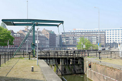 Historische Schleuse mit Holztoren - Einfahrt von der Maas in das Hafenbecken Bassin in Maastricht.