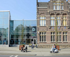 Alt + Neue - Backsteingebäude uund Glasfassade eines Kinos in der Sint Maartenslaan von Maastricht.