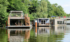 Moderne, neue Hausboote liegen am Ufer des Hochwasserbassins in Hamburg Hammerbrook.