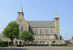 Blick zur römisch-katholischen Pfarrkirche  Theresiakerk am Sint Theresiaplein in Maastricht. Die Kirche wurde 1934 fertig gestellt - Architekten Josef und Hubert van Groenendael.