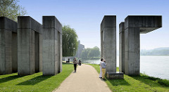 Ufer der Maas beim Verwaltungsgebäude der  Provinzregierung der niederländischen Provinz Limburg in Maastricht.