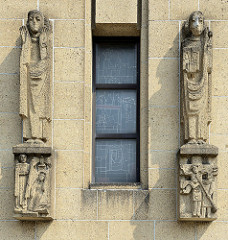 Steinskulpturen an der Fassade der katholischen Herz-Jesu-Kirche oder Koepelkerk in Maastricht.