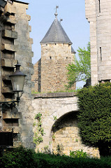 Historische Mauern und Türme der Stadt Maastricht.