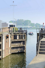 Historische Schleuse mit Holztoren - Einfahrt von der Maas in das Hafenbecken Bassin in Maastricht.