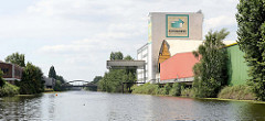 Blick über den Industriekanal / Billbrookkanal in Hamburg Billbrook; Bürohauser / Lagerhäuser am Kanalufer.