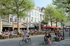 Straßencafés/ Restaurants  am Platz Vrijthof in Maastricht.