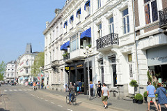 Historische Gründerzeitarchitektur mit weißer Fassade - Wohnhäuser / Geschäftshäuser in der Napoleonsbaan Noord von Maastricht.