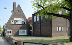 Expressionistische Backsteinarchitektur der Suringarschool im Franciscus Romanusweg von Maastricht; erbaut 1923 -  Architekten H.A.M. de Ronde und W. de Vrind.