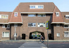 Torweg einer Wohnsiedlung im Franciscus Romanusweg von Maastricht, erbaut 1921 - Architekten Z. Gulden und J. Geldmaker.