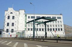 Klappbrücke  über die Schleuse zum Bassin in Maastricht; weiß gestrichenes Lagergebäude / Industriearchitektur.