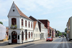 Schmales Eckgebäude, erbaut 1876 - Wohnhäuser in unterschiedlichen Bauformen in der Dagmarsgade von Ribe.