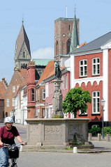 St. Katharinenbrunnen am Katharinenplatz in Ribe - im Hintergrund die Kirchtürme vom Dom.