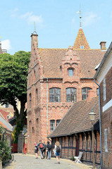 Blick durch die Puggaardsgade in Ribe; im Hintergrund der alte Bischofspalast Taarnborg. Das Renaissancegebäude wurde 1580 erbaut und wird jetzt u. a. als Ausbildungszentrum genutzt.