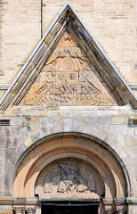 Tympanon mit Reliefs über dem Eingang zum Dom von Ribe.