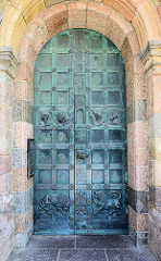 Eingangstür, schwere Bronzetür mit religiösen Reliefdarstellungen - Dom zu Ribe.