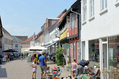 Touristen in der historischen Innenstadt von Ribe - Geschäfte mit Kunsthandwerk im Nederdammen.