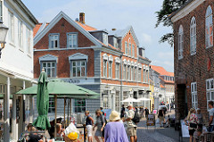Touristen in der historischen Innenstadt von Ribe - Geschäfte mit Kunsthandwerk im Mellendammen.