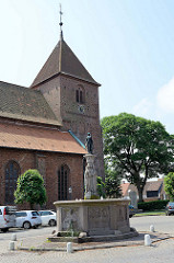 Klosterkirche Sankt Catharina in Ribe; die heilige Catharina, war eine ägyptischen Prinzessin, die 307 für ihren Glauben den Märtyrertod starb. Im Vordergrund der Katherinenbrunnen am Sct. Catharinæ Pl.