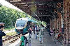 Bahnsteig mit wartendem Zug am Bahnhof von Ribe.