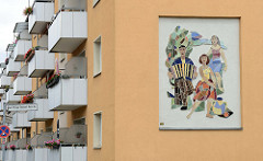 Wandbild / Mosaik Volkstanz an einer Hausfassade in der Carl Philipp Emanuel Bach Straße in Frankfurt/Oder.   Entwurf /  Umsetzung Fritz Eisel, 1960.
