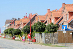 traße Tau'n Lüchttorm zum Leuchtturm in Timmendorf auf der Insel Poel - Mecklenburg Vorpommern; Ferienhäuser.