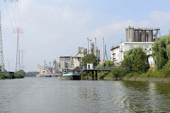 Frachtschiffe und Industrieanlagen im Neuhöfer Kanal von Hamburg Wilhelmsburg.