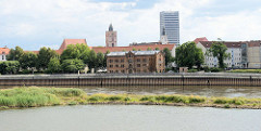 Blick von Słubice auf die Stadt Frankfurt/Oder; in der Bildmitte der denkmalgeschützte Salzspeicher - dahinter der Kirchturm der Marienkirche und das Hochhaus Der Oderturm.