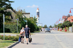 Blick durch die Straße Tau'n Lüchttorm zum Leuchtturm in Timmendorf auf der Insel Poel - Mecklenburg Vorpommern.
