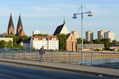 Blick über die Oder zur Friedenskirche und Franziskaner Klosterkirche in Frankfurt.