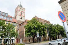 Kirchturm der Sankt Marienkirche in Frankfurt/Oder, ursprünglich erbaut 1253 - Baustil norddeutsche Backsteingotik. Im Zweiten Weltkrieg wurde Kirche zerstört, ab 1958 rekonstruiert.