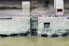 Fundament eines Lagerhauses am Moldauhafen in Hamburg Kleiner Grasbrook; eine Eisentreppe führt ins Wasser.