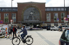 Blick über den Platz der Kieler Matrosen zum Empfangsgebäude vom Kieler Hauptbahnhof.
